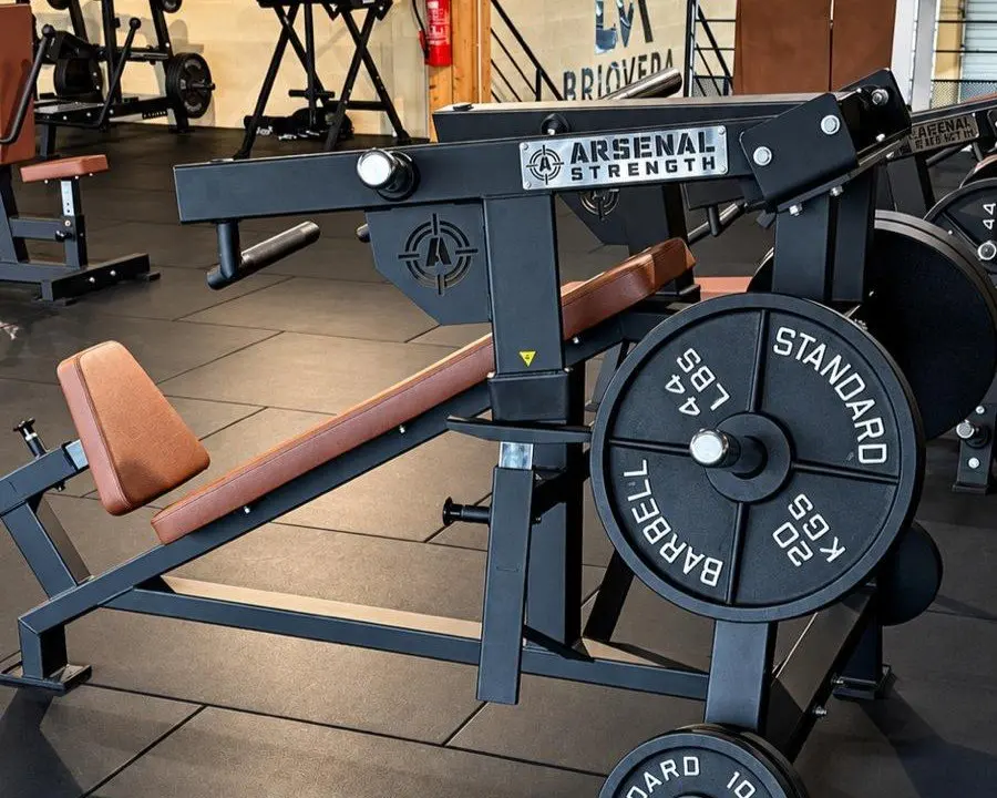 Machines à charges libres et banc incliné sur le plateau de musculation