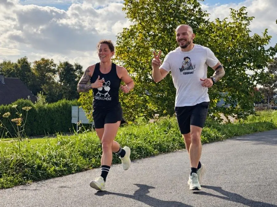 Deux adhérents qui courent à l'extérieur lors d'un entrainement coaché