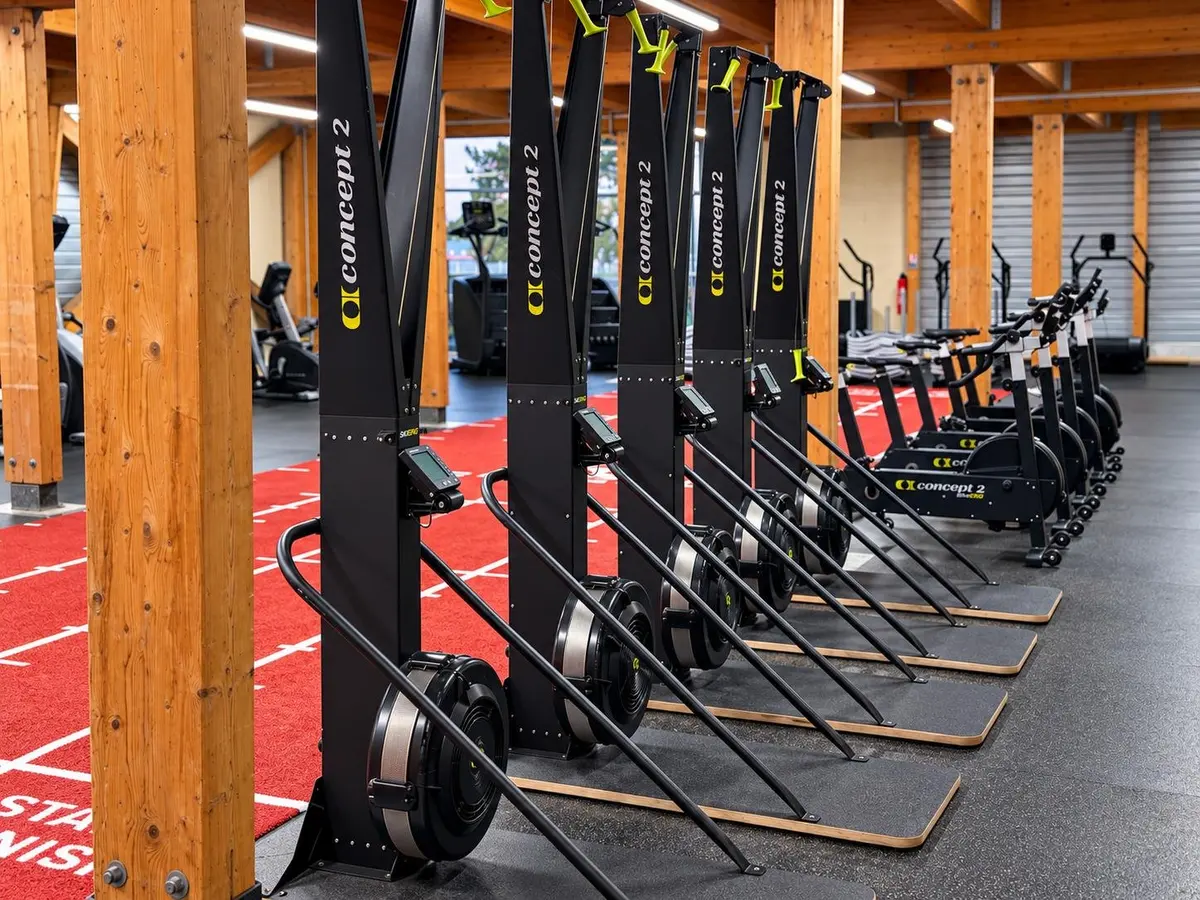 La piste HYROX du club avec les traîneaux, les vélos et les SkiErg