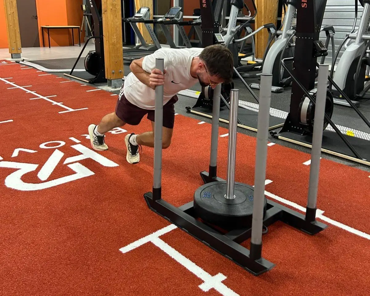 Sled Push pendant un entraînement HYROX au club