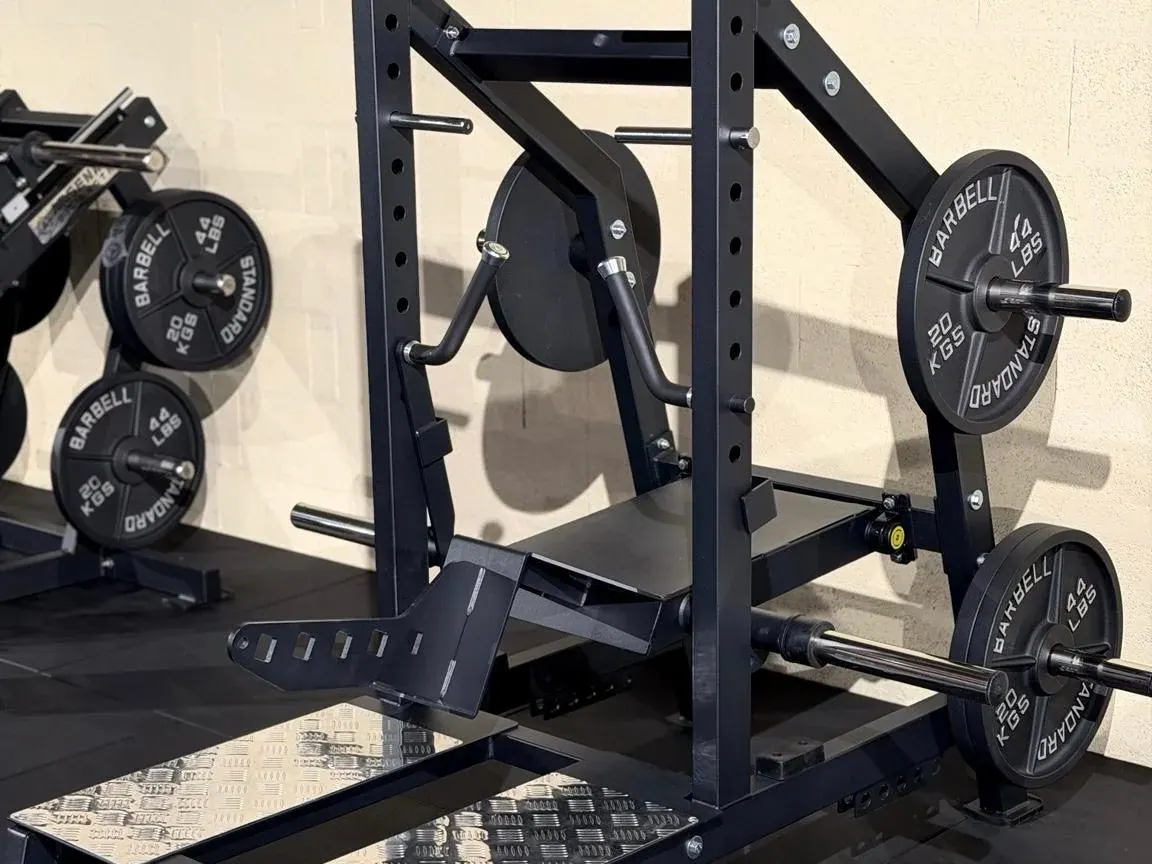 Équipement de musculation et disques sur le plateau